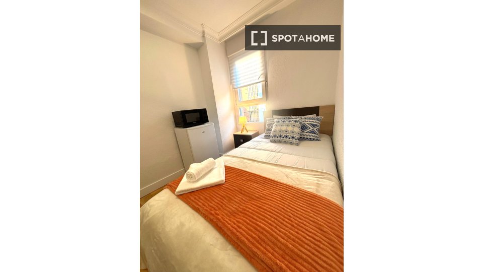 Double room Madrid, 8 beds, 170m² — photo 3