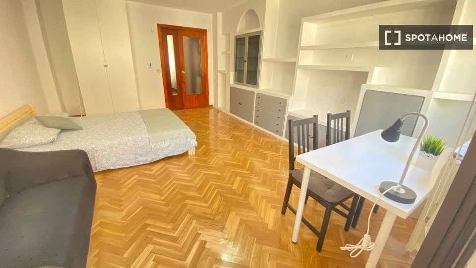 Double room Madrid, 5 beds — photo 3