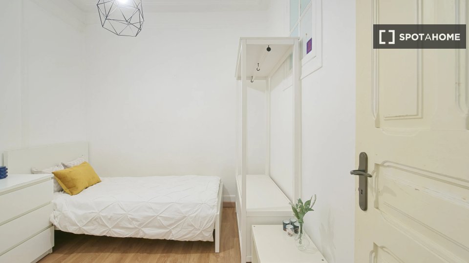 Double room Lisbon, 4 beds — photo 10