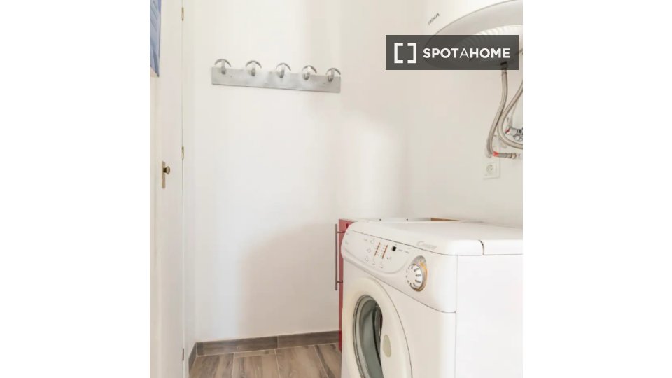 Double room Madrid, 3 beds, 85m² — photo 13
