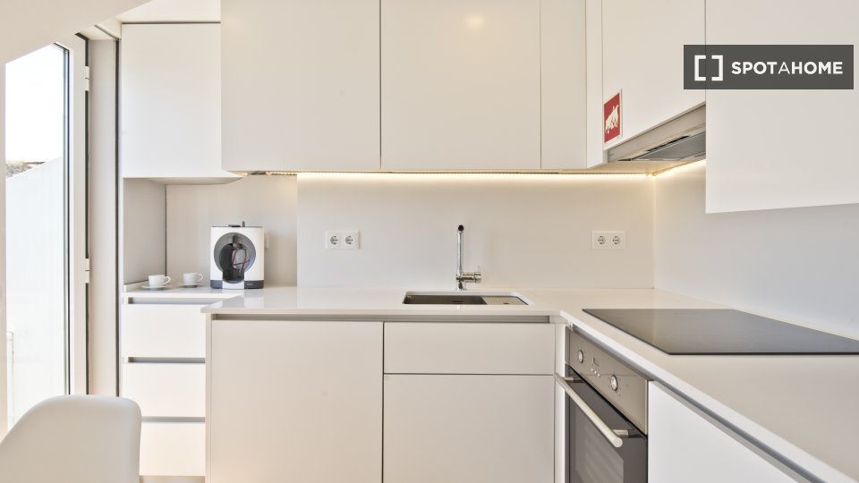 Apartment Lisbon, 2 beds, 33m² — photo 16
