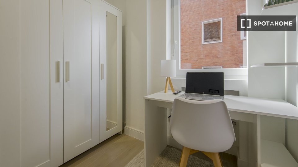 Double room Madrid, 9 beds, 200m² — photo 9