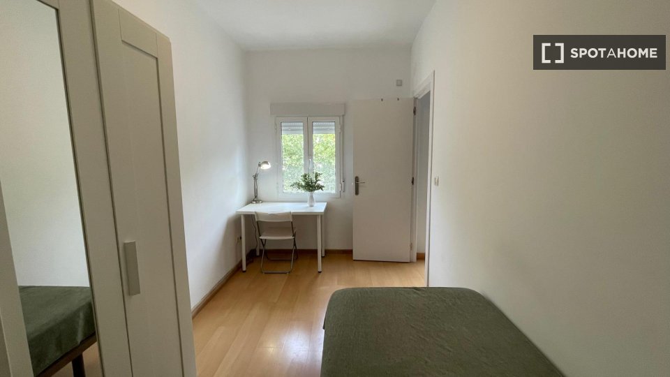 Double room Seville, 3 beds — photo 3