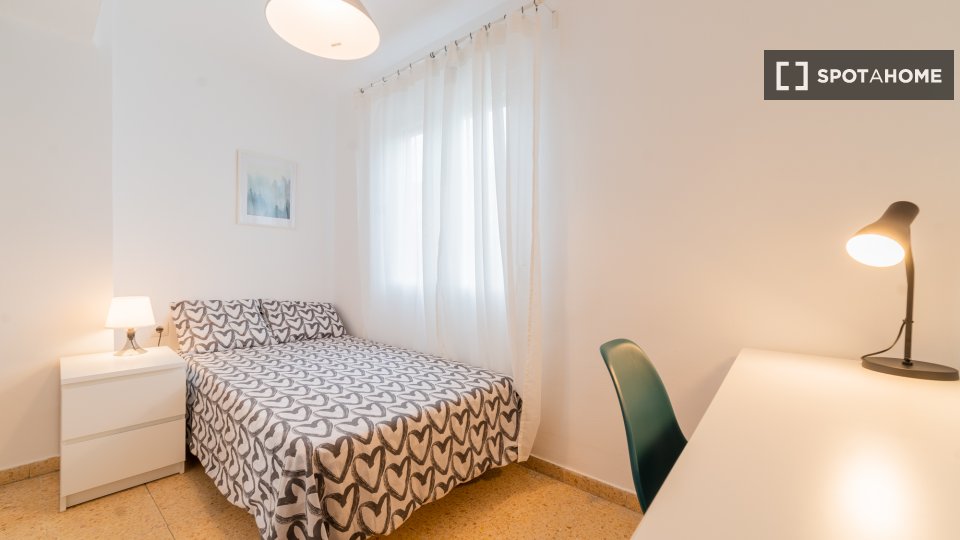 Se alquila habitación en Ciutat Jardí, Valencia.