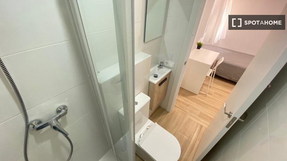 Double room Madrid, 4 beds — photo 23