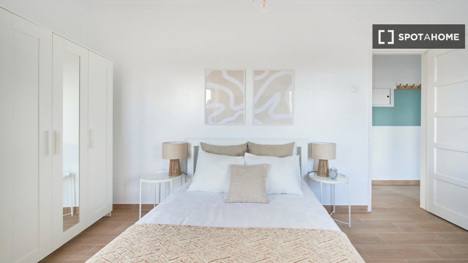 Double room Lisbon, 4 beds — photo 22