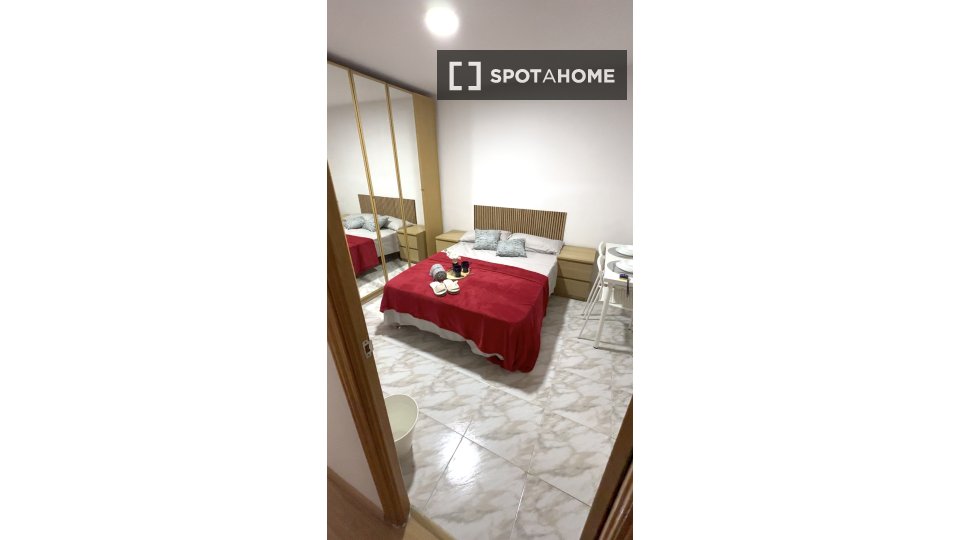 Double room Madrid, 5 beds, 95m² — photo 8