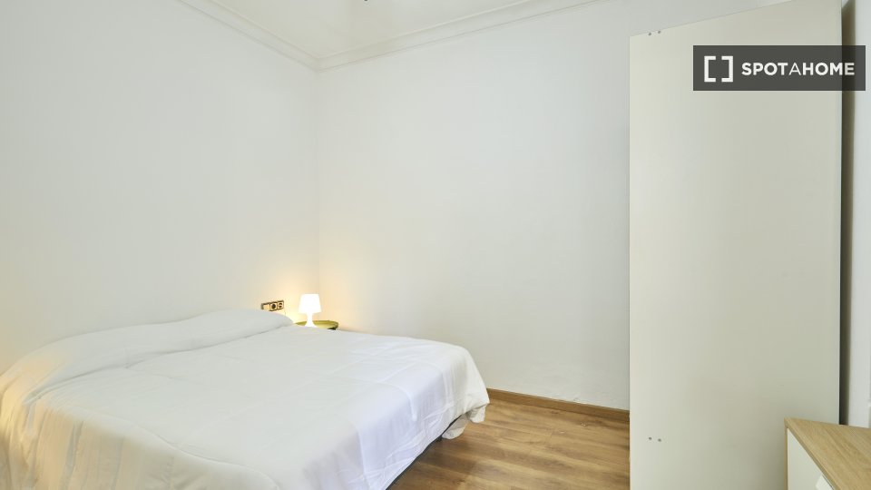 Apartment Barcelona, 4 beds, 80m² — photo 20