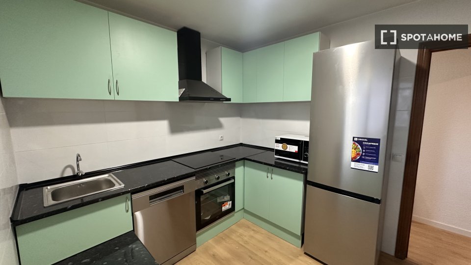 Double room Madrid, 5 beds, 110m² — photo 9