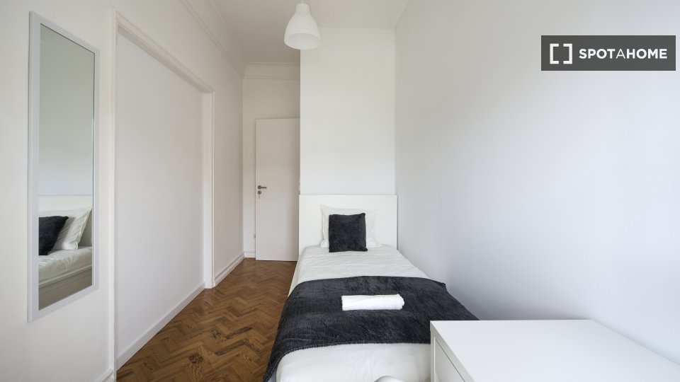 Double room Lisbon, 9 beds — photo 22