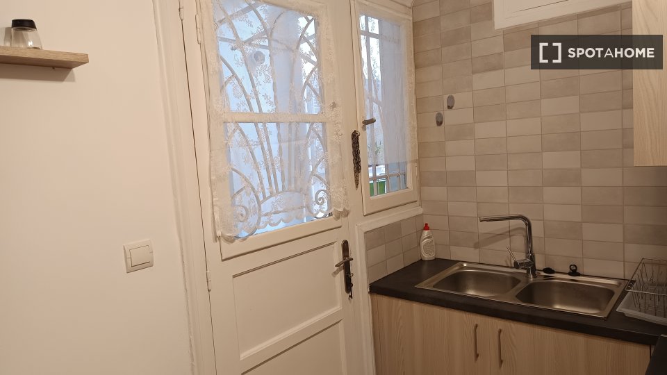Double room Athens, 4 beds, 97m² — photo 18