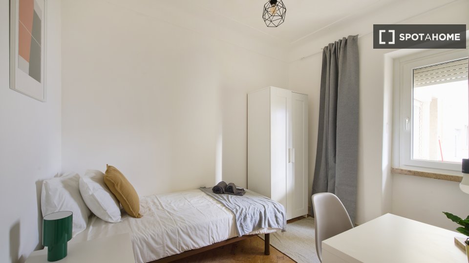 Double room Lisbon, 5 beds — photo 13