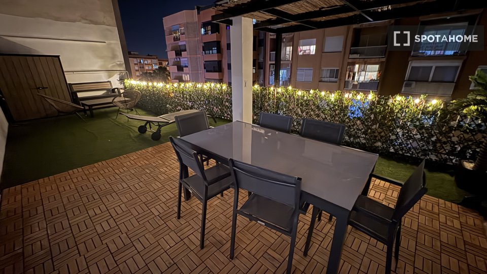 Double room Valencia, 1 bed, 190m² — photo 9