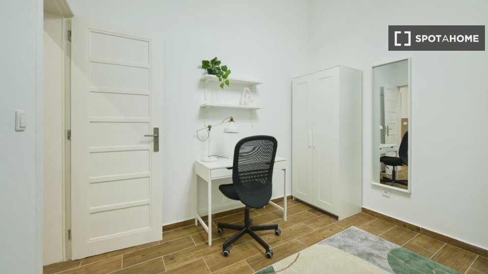 Double room Lisbon, 3 beds — photo 16