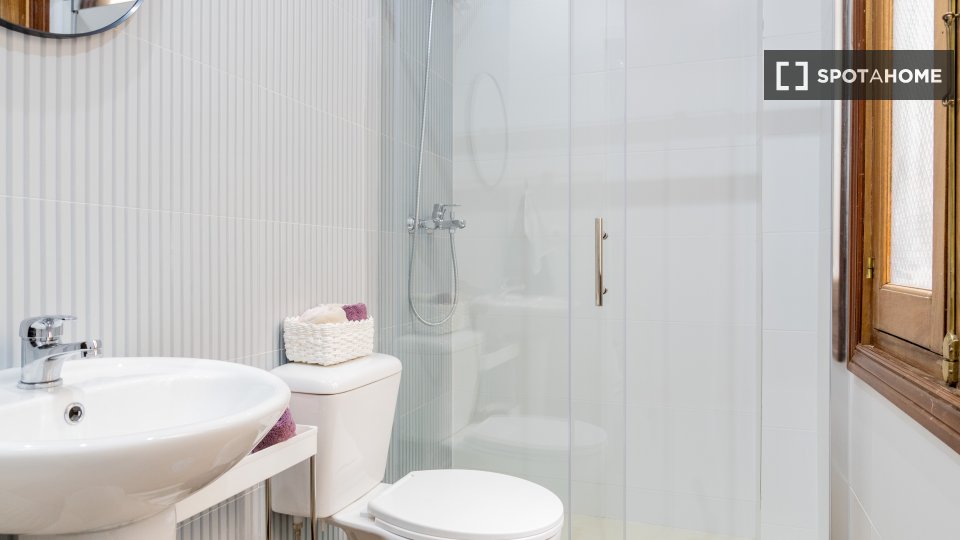 Double room Madrid, 9 beds, 210m² — photo 6