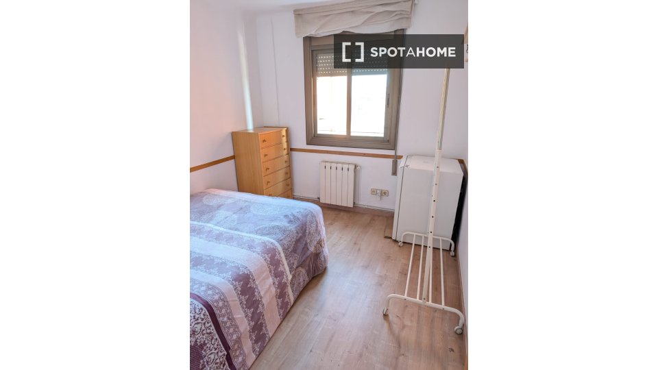 Camera in appartamento condiviso con 3 camere da letto, Terrassa, Barcellona - en Barcelona