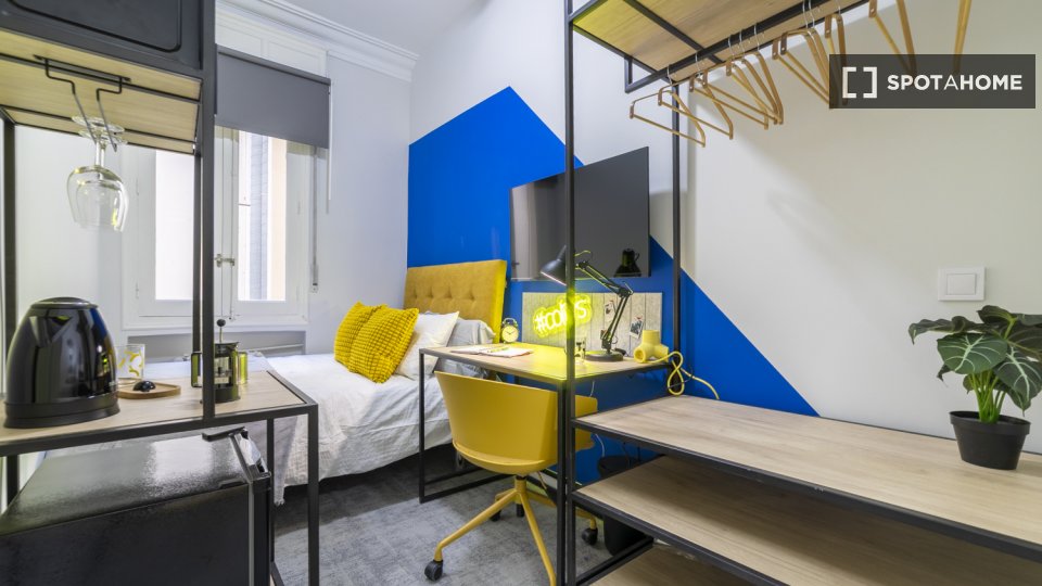 Camera in appartamento condiviso con 10 camere da letto presso l'Università di Madrid. - in Madrid