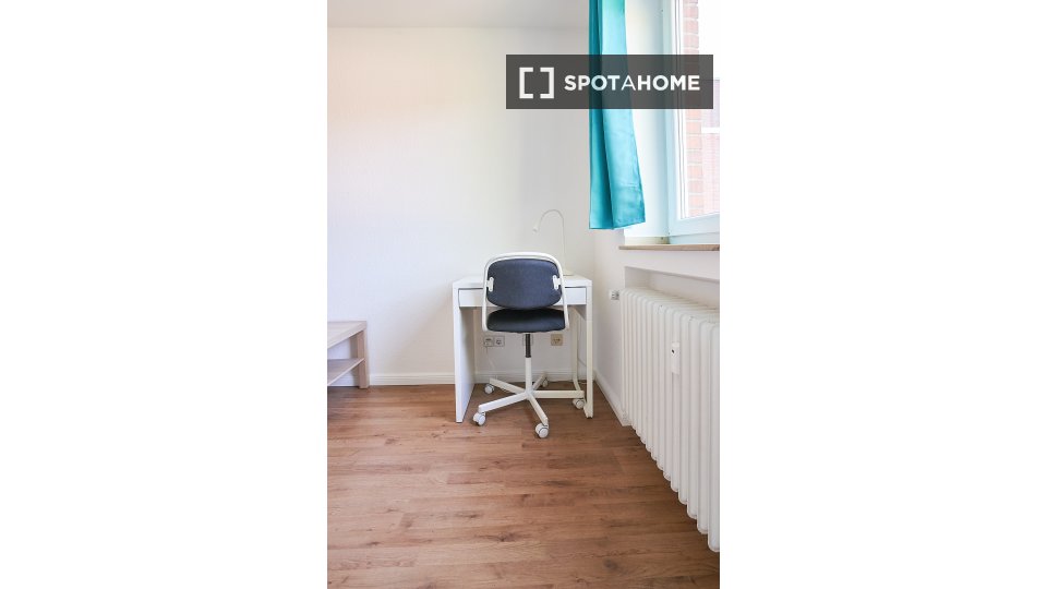 Double room Dusseldorf, 5 beds, 98m² — photo 1