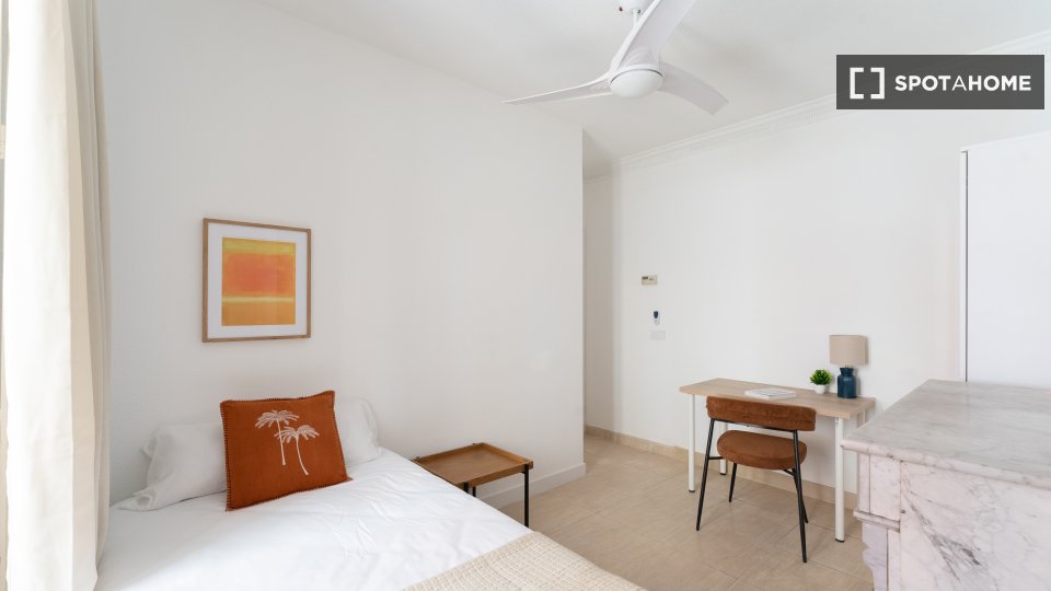 Double room Madrid, 7 beds — photo 12