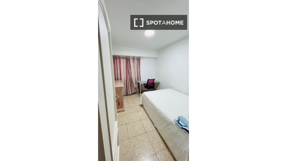 Double room Alicante, 4 beds, 150m² — photo 18