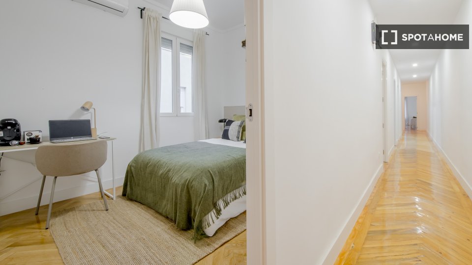 Double room Madrid, 7 beds, 180m² — photo 2