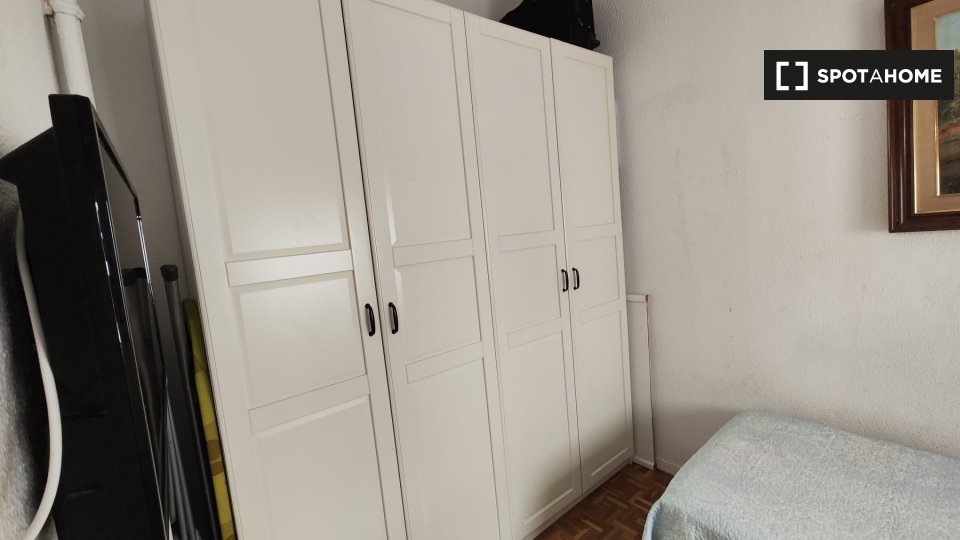 Double room Madrid, 3 beds, 60m² — photo 1