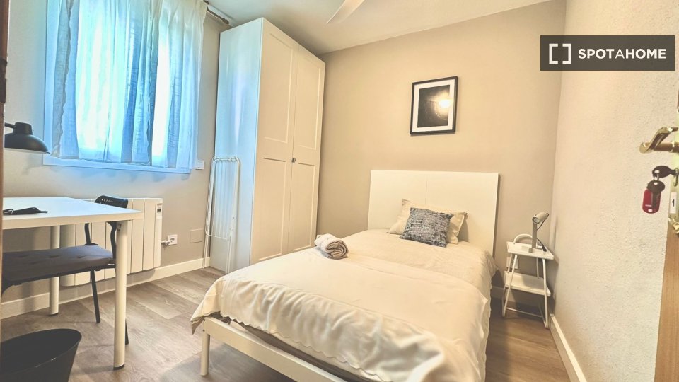 Double room Madrid, 3 beds — photo 13