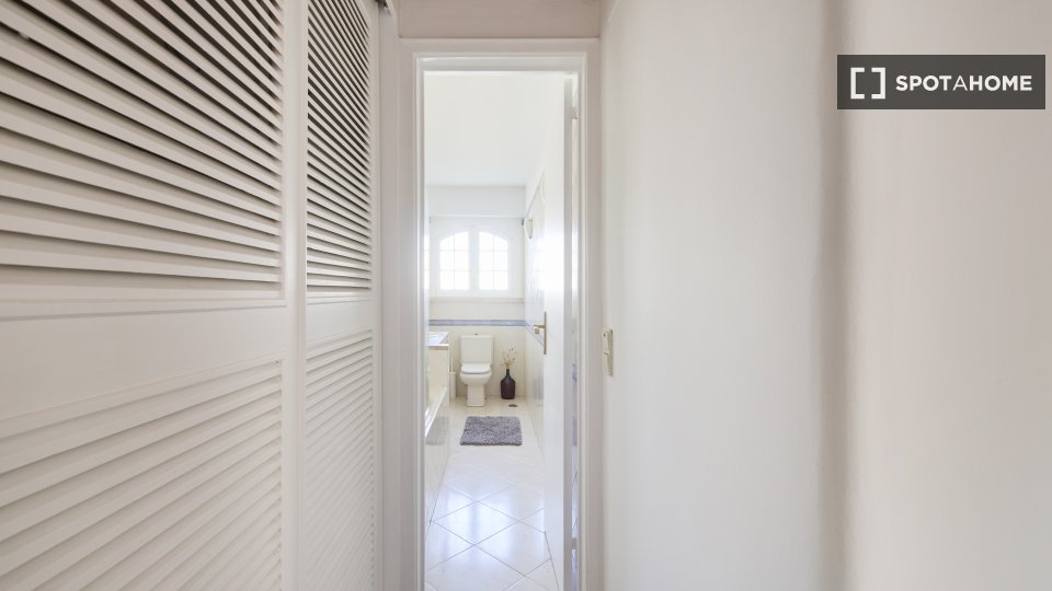 Double room Lisbon, 5 beds — photo 9