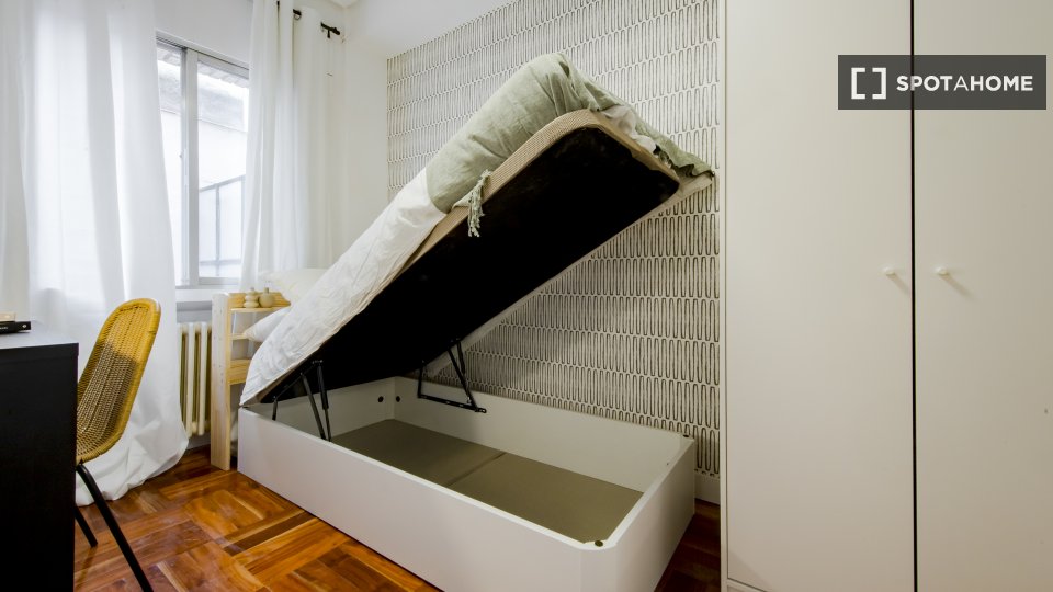 Double room Madrid, 6 beds, 117m² — photo 3