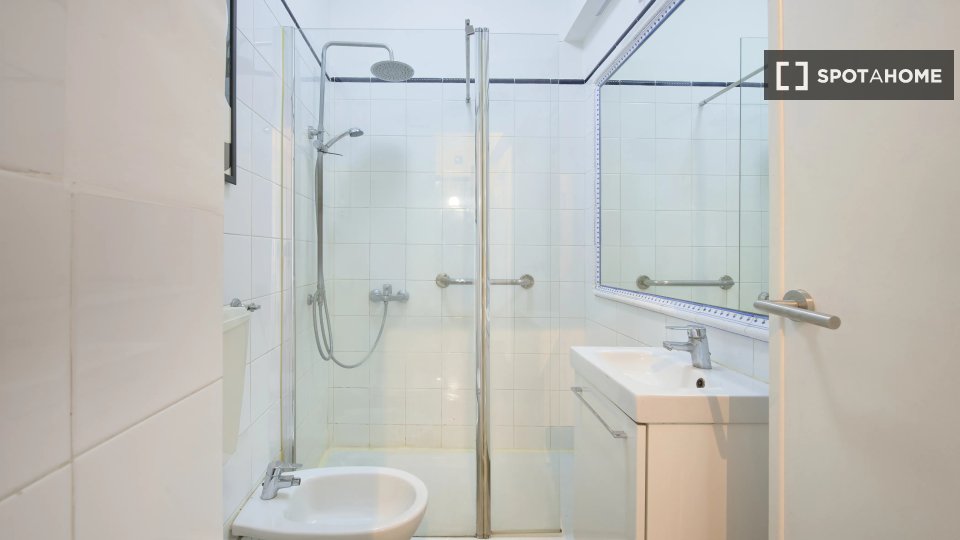Double room Lisbon, 4 beds — photo 19