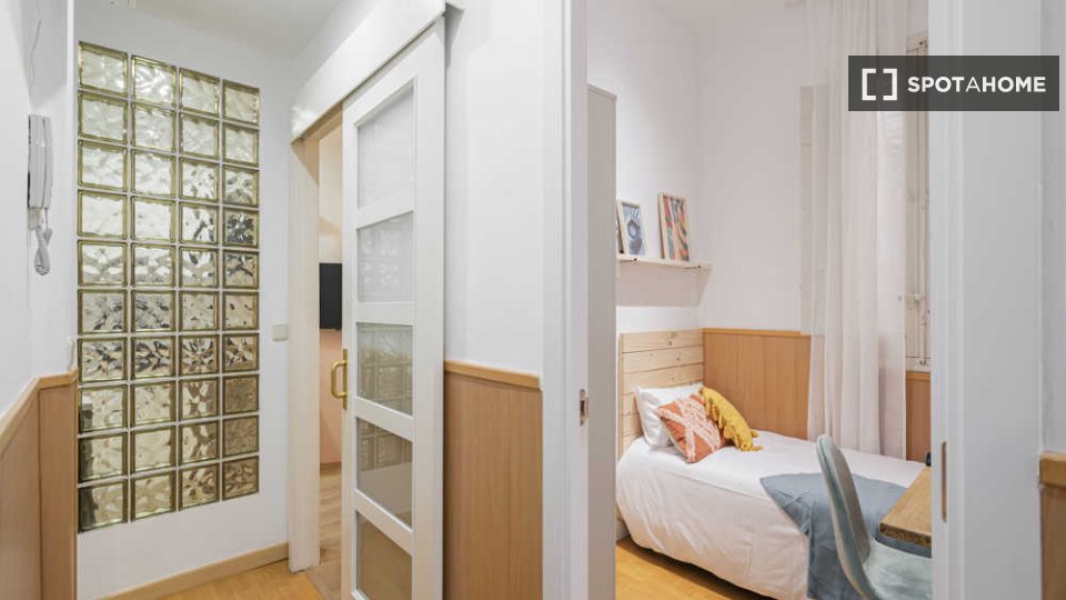 Double room Madrid, 3 beds — photo 26
