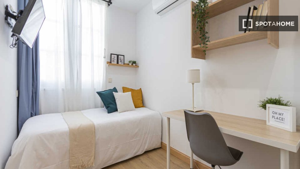 Double room Madrid, 3 beds — photo 68