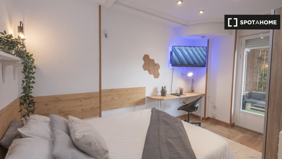 Double room Madrid, 6 beds, 150m² — photo 13