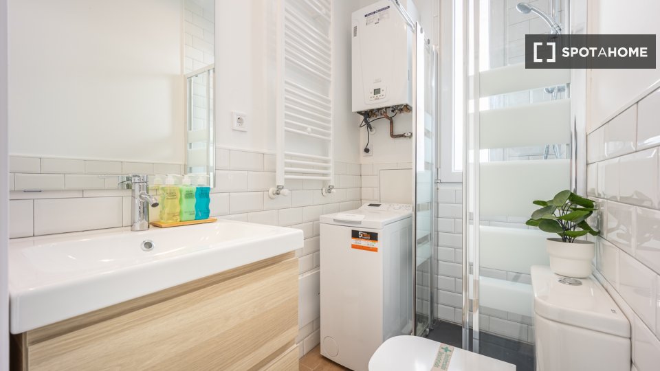 Double room Madrid, 4 beds, 80m² — photo 9