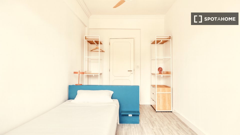 Double room Lisbon, 5 beds — photo 22