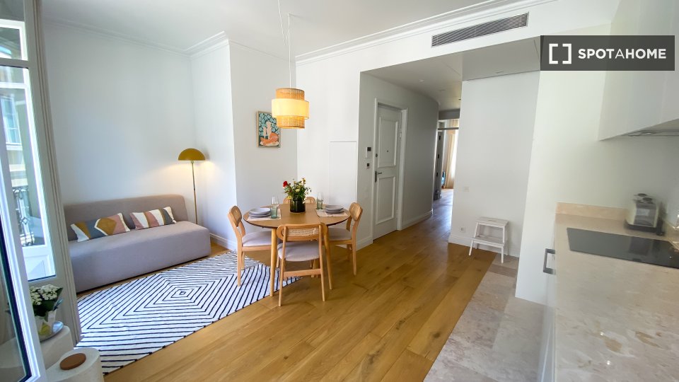 Apartment Lisbon, 2 beds, 62m² — photo 1