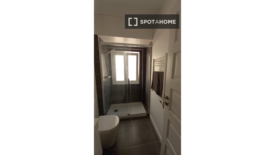 Double room Lisbon, 5 beds, 130m² — photo 1