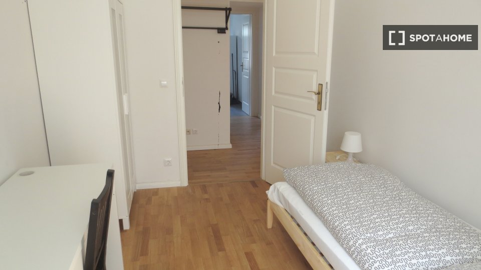Double room Berlin, 3 beds, 63m² — photo 16