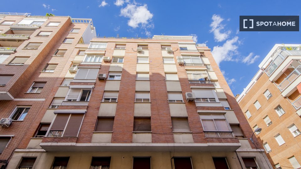 Double room Madrid, 5 beds, 120m² — photo 1