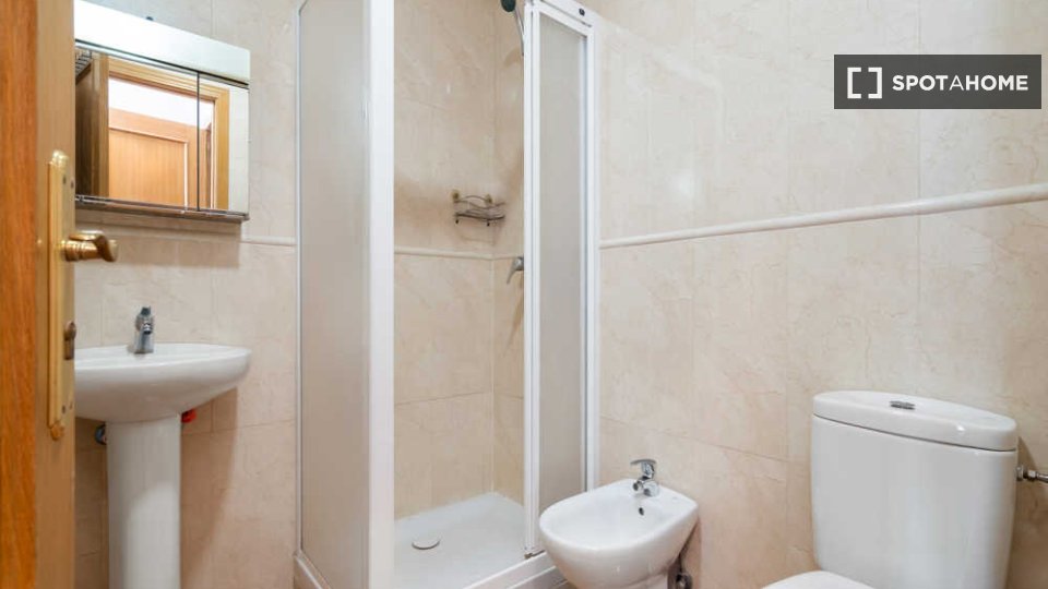 Soleggiata camera singola con bagno privato e con terrazzo - à Madrid