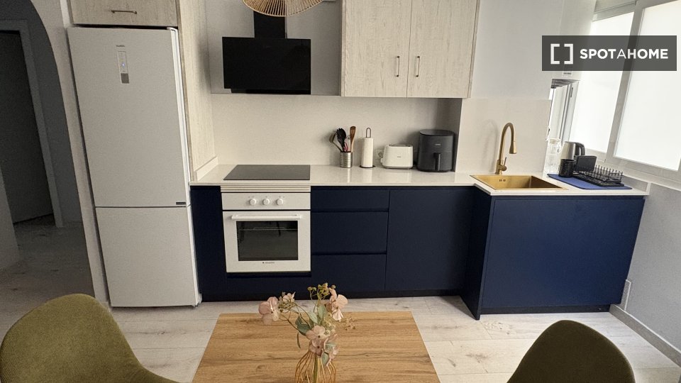 Double room Alicante, 2 beds, 75m² — photo 3