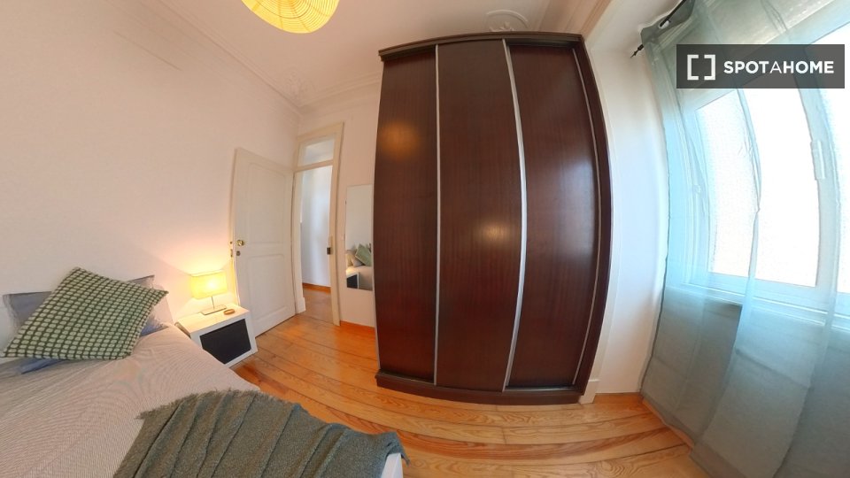 Double room Lisbon, 3 beds, 80m² — photo 10