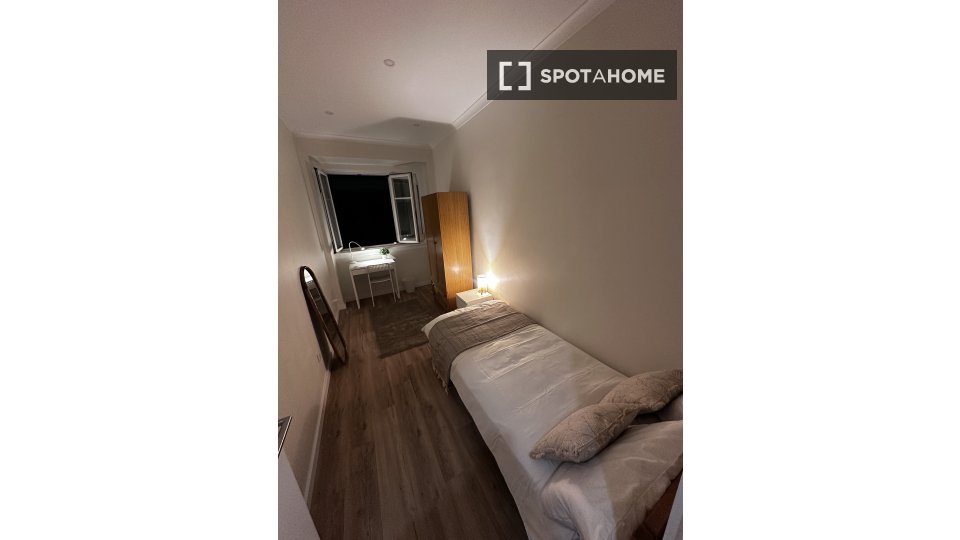 Double room Lisbon, 5 beds, 12345m² — photo 3