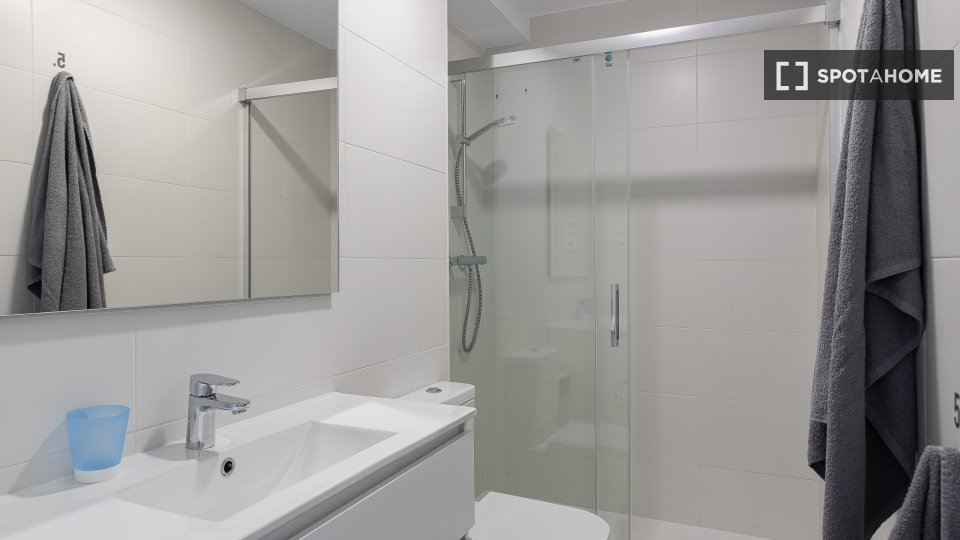 Here is the English translation:

Camera for rent in an apartment with 7 bedrooms in Barcelona - a Barcellona