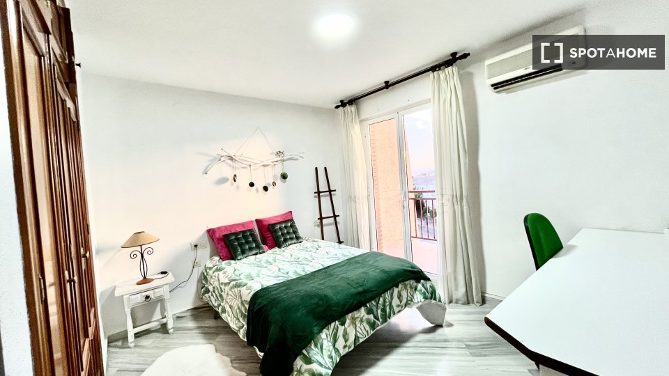 Double room Granada, 3 beds, 110m² — photo 20