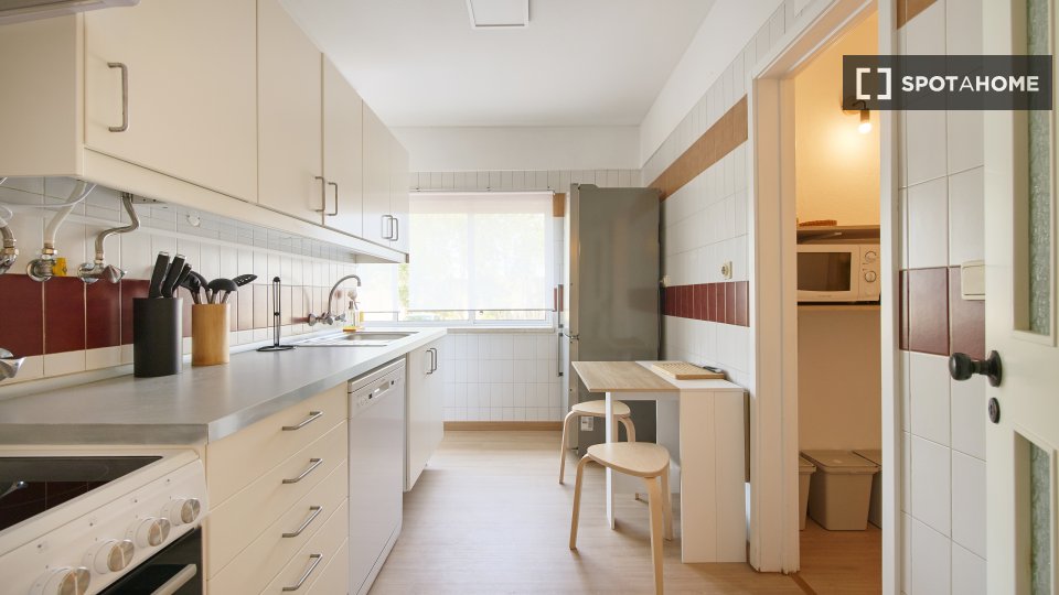 Double room Lisbon, 3 beds — photo 10
