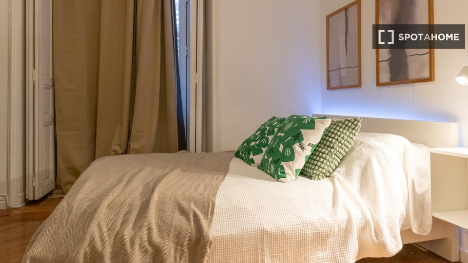 Double room Madrid, 7 beds, 160m² — photo 32