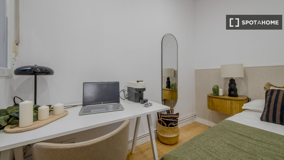 Double room Madrid, 5 beds, 100m² — photo 16