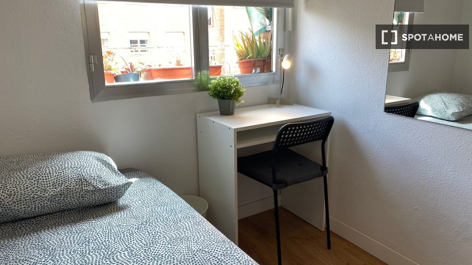 Double room Madrid, 3 beds — photo 17