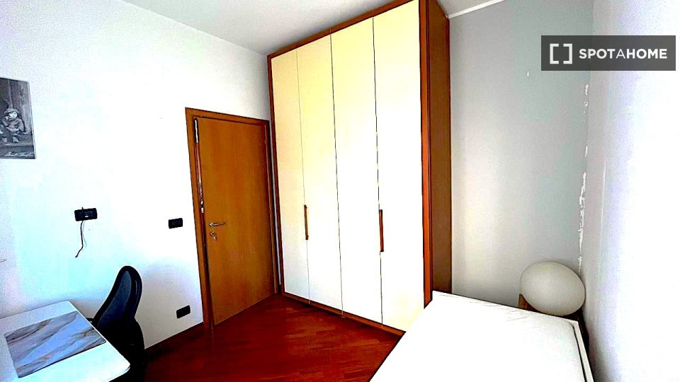Double room Genoa, 3 beds, 93m² — photo 11